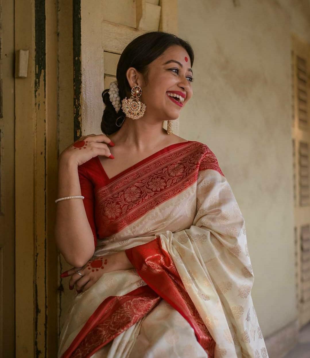 Appealing Beige Color Soft Banarasi Silk Saree With Blouse Piece