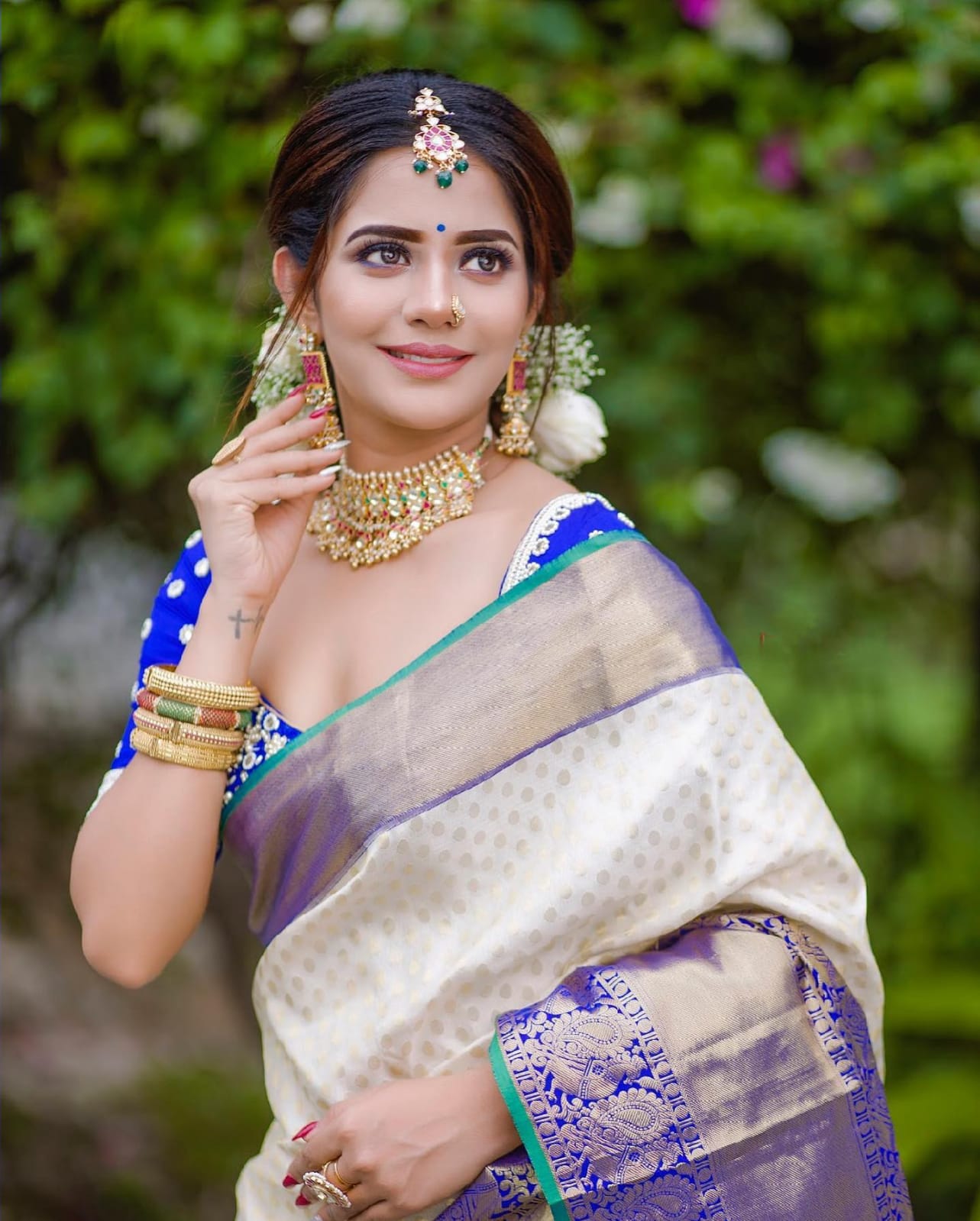 A Dreamy White Color Soft Banarasi Silk Saree With Glam Blouse Piece