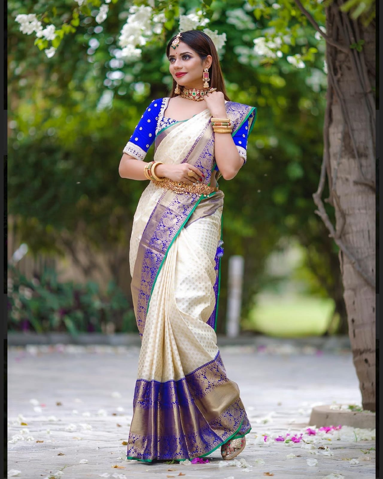 A Dreamy White Color Soft Banarasi Silk Saree With Glam Blouse Piece