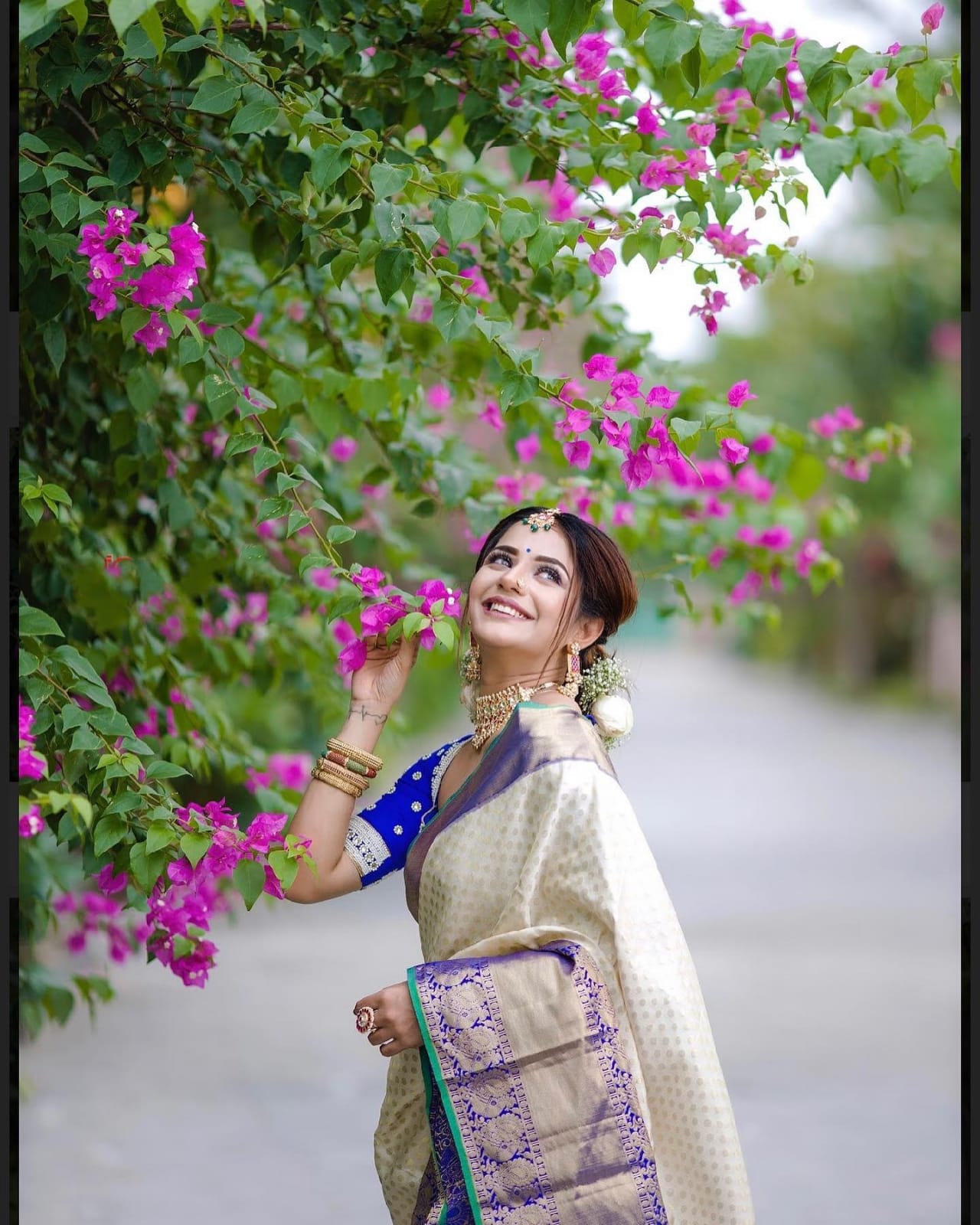 A Dreamy White Color Soft Banarasi Silk Saree With Glam Blouse Piece