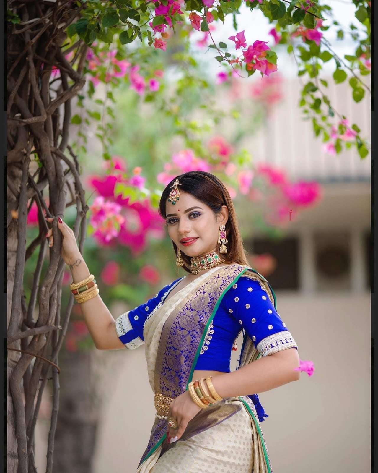 A Dreamy White Color Soft Banarasi Silk Saree With Glam Blouse Piece